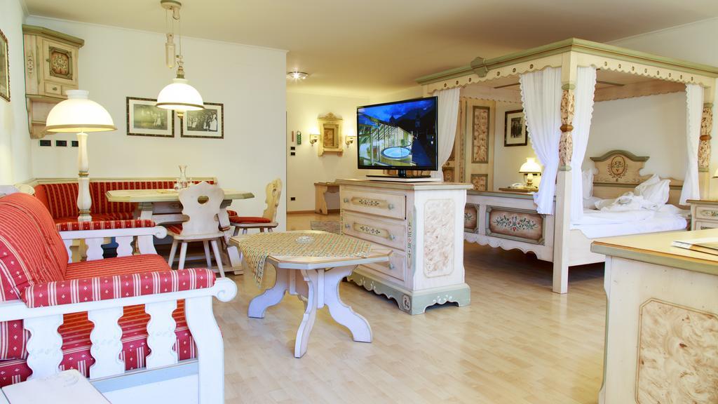 Hotel Cavallino Bianco - Weisses Roessl Сан-Кандидо Экстерьер фото