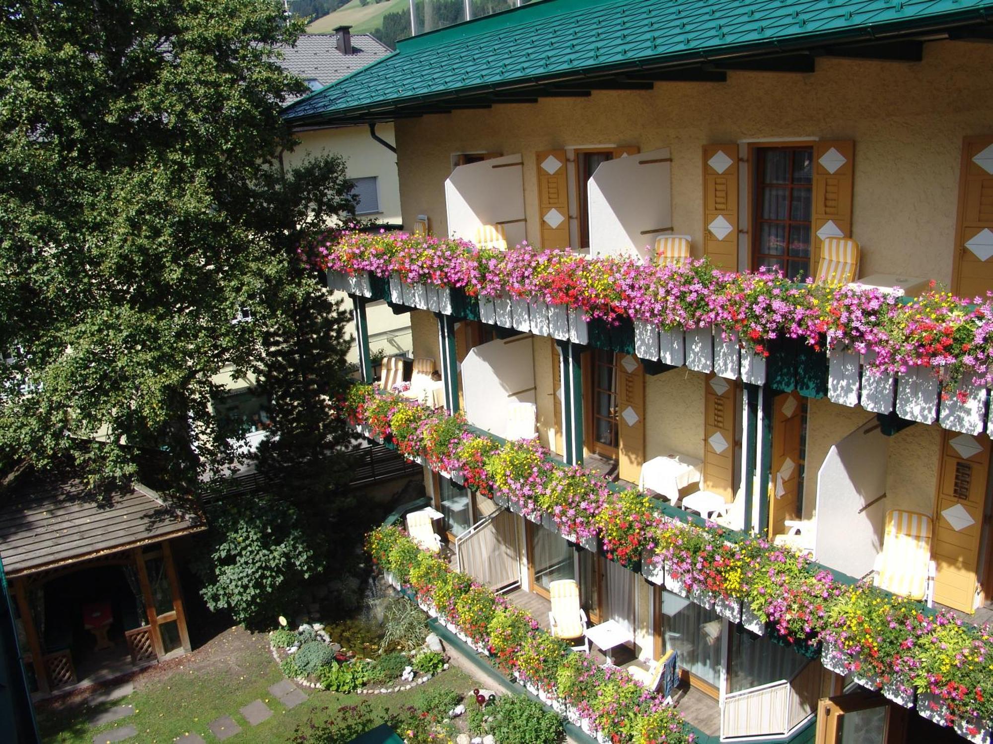 Hotel Cavallino Bianco - Weisses Roessl Сан-Кандидо Экстерьер фото